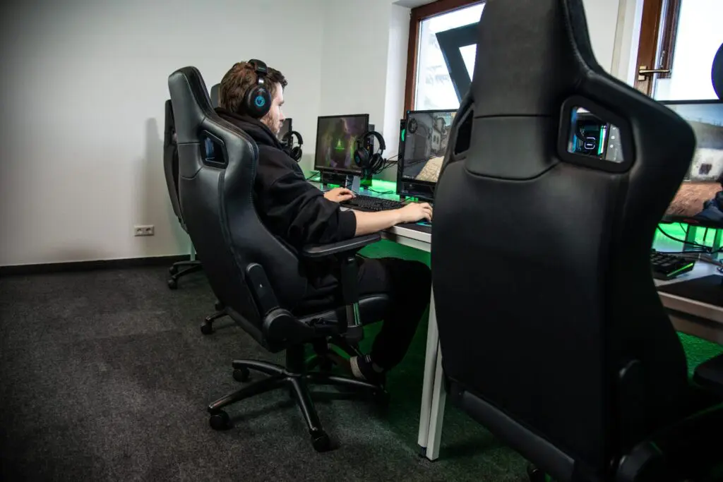 Joueurs de jeux compétitifs jouant à Counter-Strike: Global Offensive