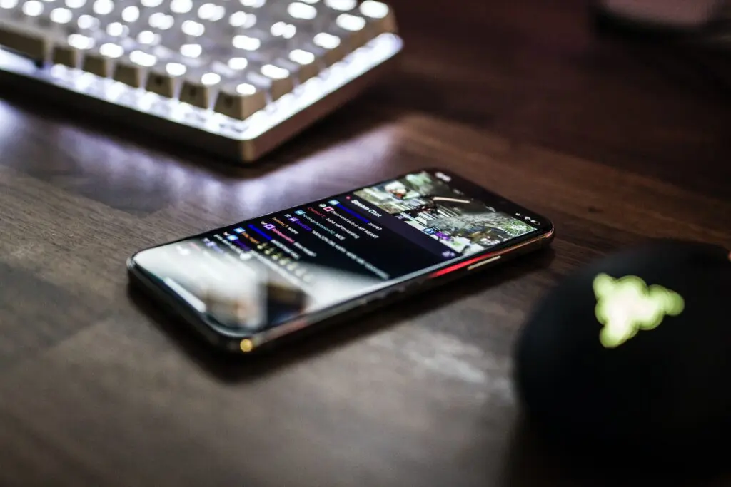 Le clavardage de Twitch sur un téléphone portable